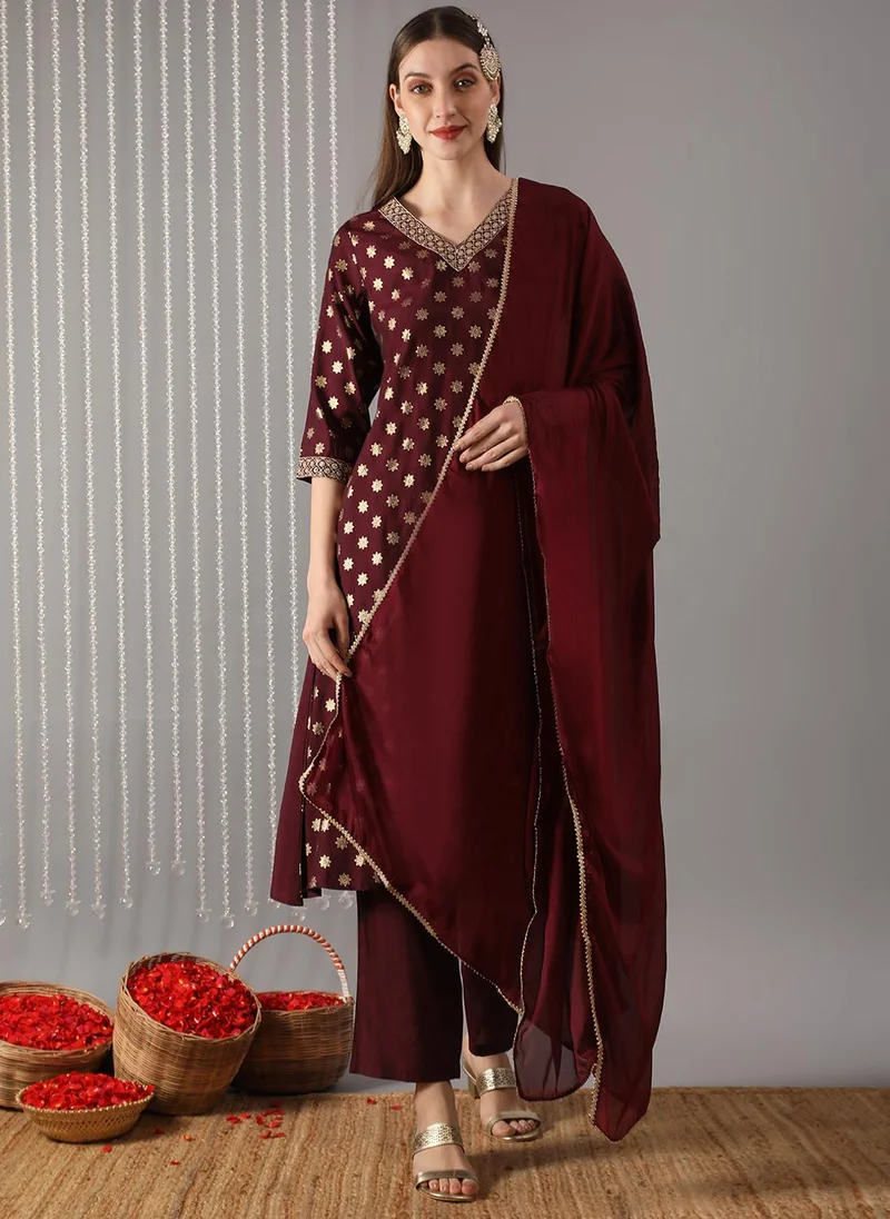 جلو باص طقم نسائي جلابيه مطرزة بياقة  وطبعة ذهبية مع بنطلون وشال